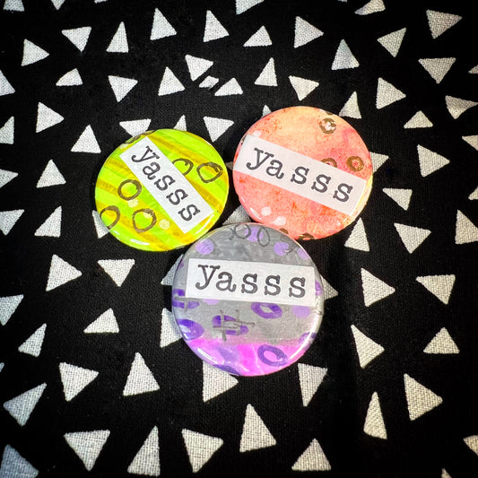 "yasss" - small art pin / magnet