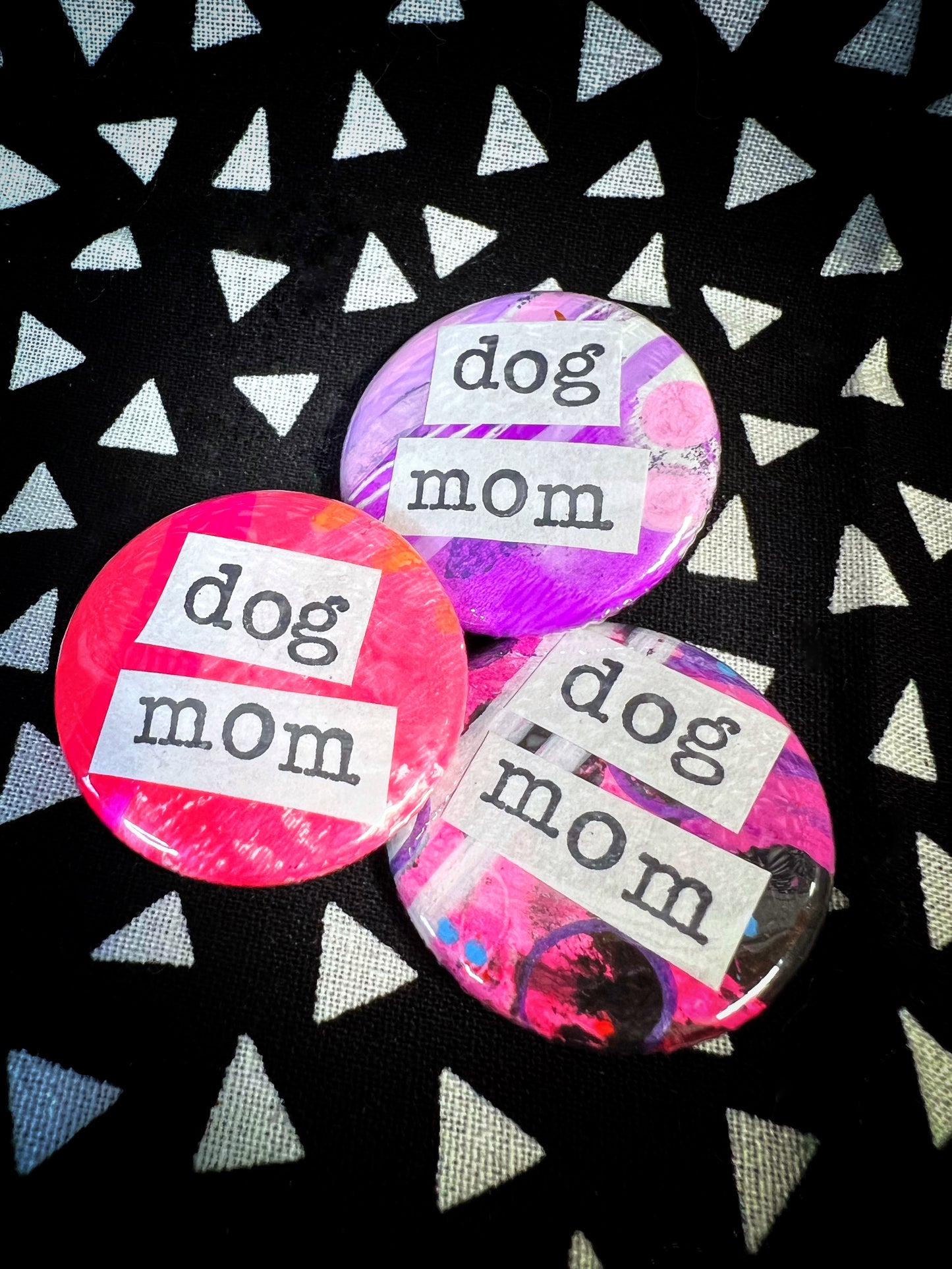 "dog mom" - small art pin / magnet